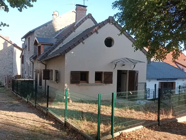 Petite maison individuelle dans bourg