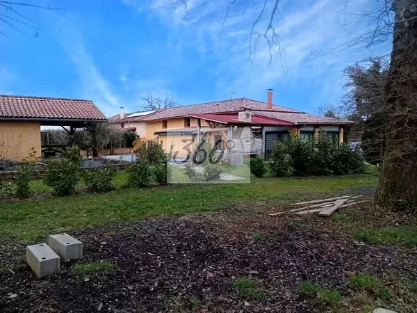 Maison de village spacieuse avec piscine à Montracol