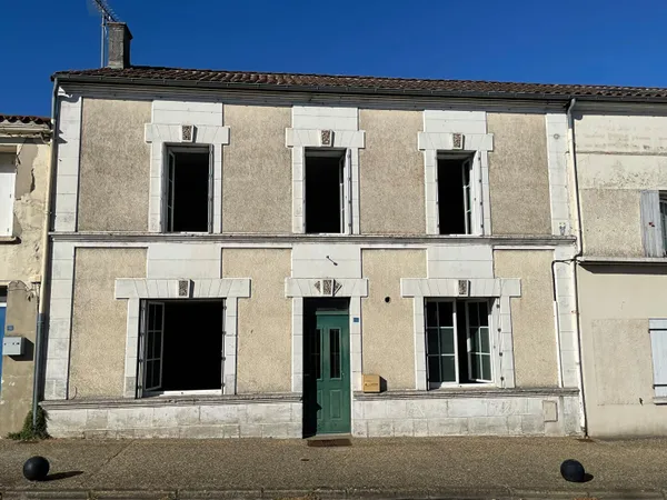 Entre Rochefort et Saintes : Beurlay, Maison 4 chambres et cour