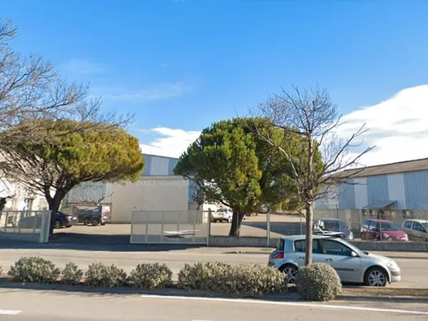 Entrepôt en exclusivité de 1800 m2 dont bureaux de 260 m2 sur 4000 m2 de parcelle avignon nord zac d