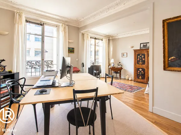 Appartement 86 m2 au calme, parquet moulures cheminées, rue