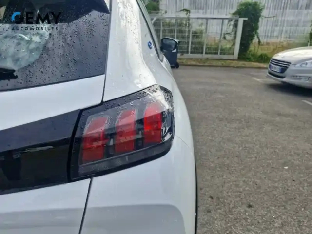 Peugeot 208 electrique 50 kwh 136ch — photo 12