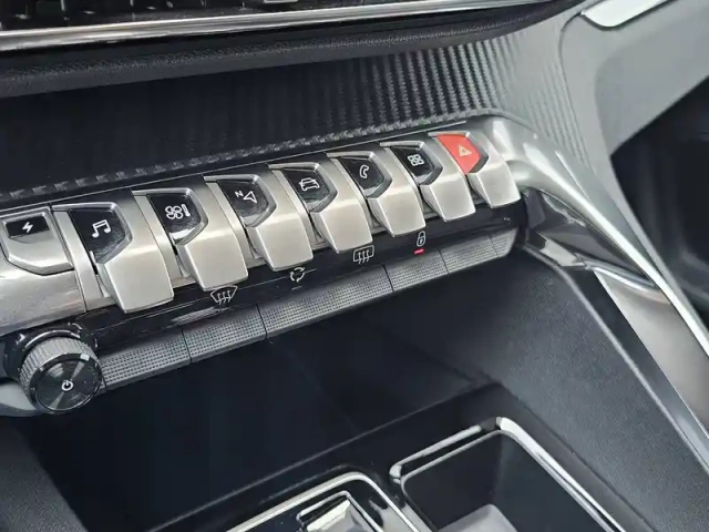 Peugeot 3008 phev hybrid 180 eat8 — photo 11
