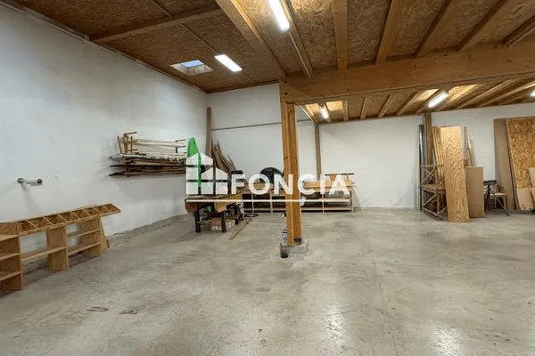 Local 2 pièces 215 m²