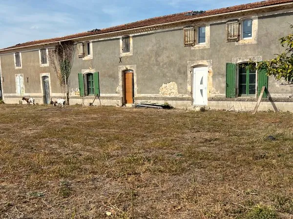 Bâtisse en pierre à fort potentiel à rénover / 3 lots ou totalité