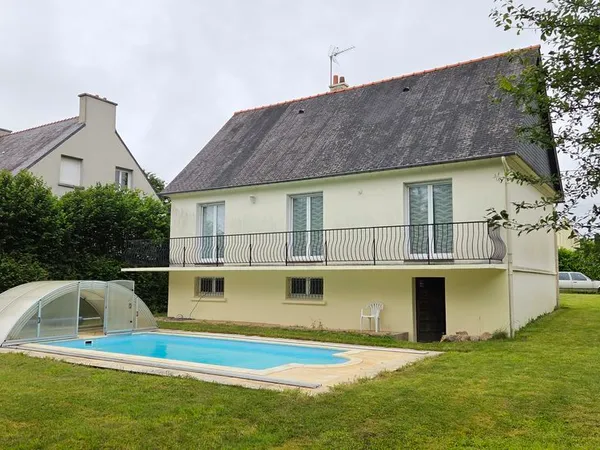 Maison avec piscine et grand garage