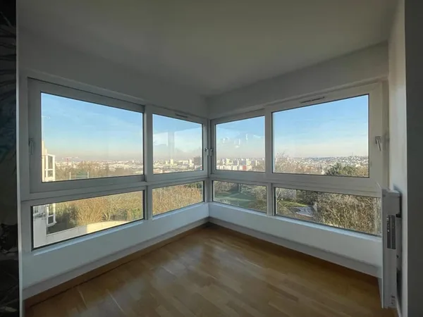 APPARTEMENT 4 PIECES MEUBLE + PARKING EN SOUS-SOL - VUE DEGAGEE