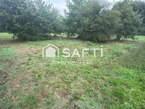 963 m² de potentiel à saisir : un terrain idéalement situé entre sérénité et commodités.