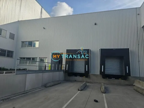 MY TRANSAC vous propose un entrepôt de 1591m² avec quai, idéalement placé à Rosny sous bois, avec ac