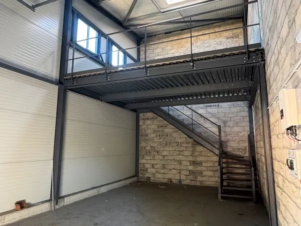 Dépôt 75 m² + mezzanine - A63 - Gare SNCF - 1 100 HT