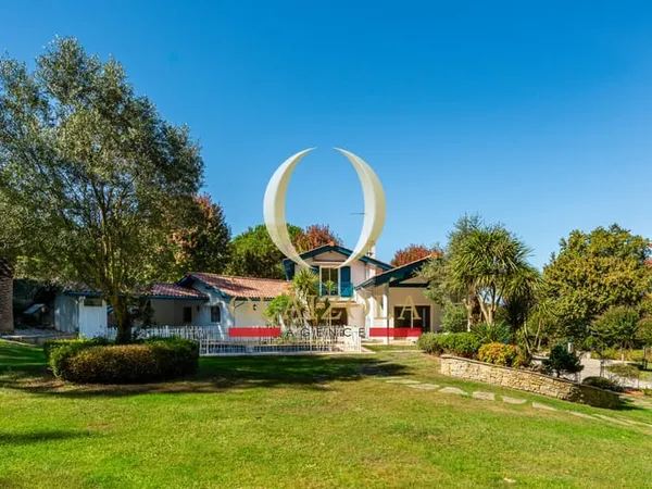 ARCANGUES - Villa avec piscine, pool-house et vaste garage sur grand terrain.