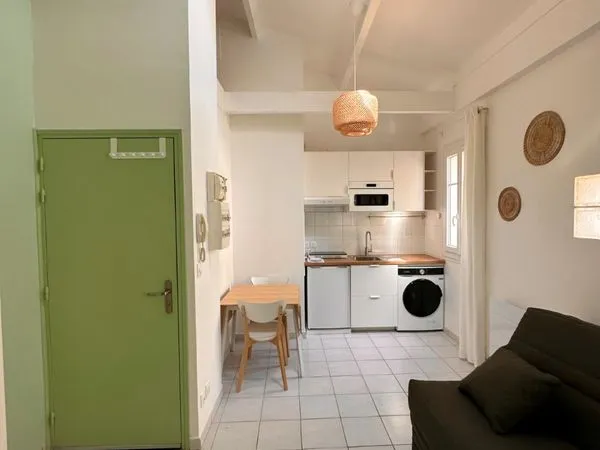 Studio rénové - climatisé, lumineux et au calme