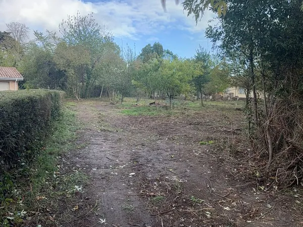 Terrain constructible de 911 m² haut floirac les plateaux
