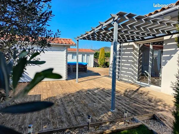 Maison traditionnelle avec extérieur terrassé et clôturé, dans quartier calme