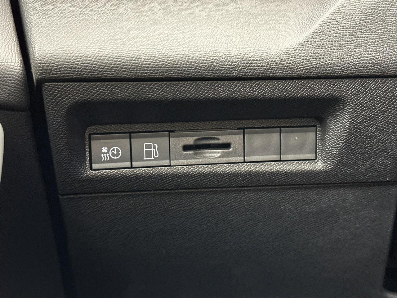 Peugeot 308 sw phev 180 e-eat8 gt — photo 17
