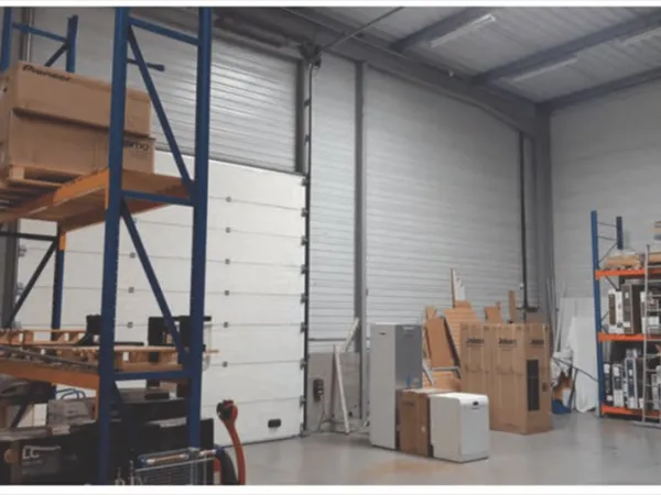 Entrepôt 700 m²