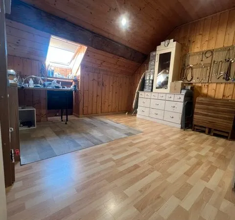 Je mets en vente cette maison familiale mitoyenne de 7 pièces de 149 m² située à Esprels. Construite