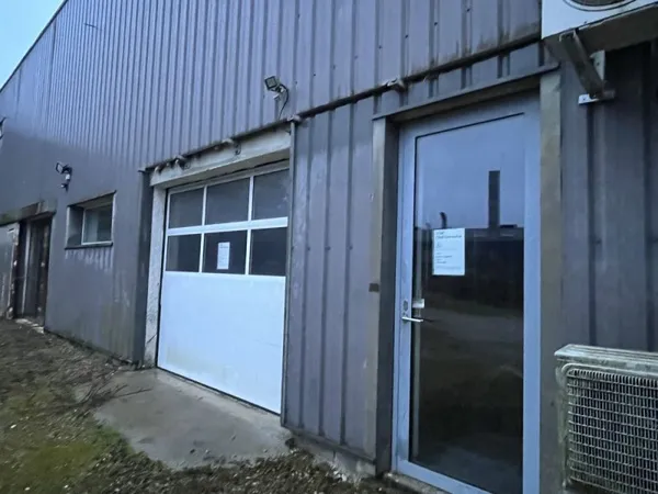 ? Local de 250 m² ? 10 min de Rodez ?