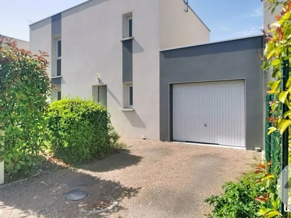 Maison contemporaine de 2016 avec jardin au bord de l'eau