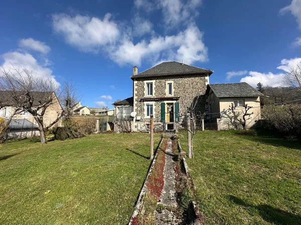 Maison de caractère de 125m2 habitables à 5 minutes de LAGUIOLE