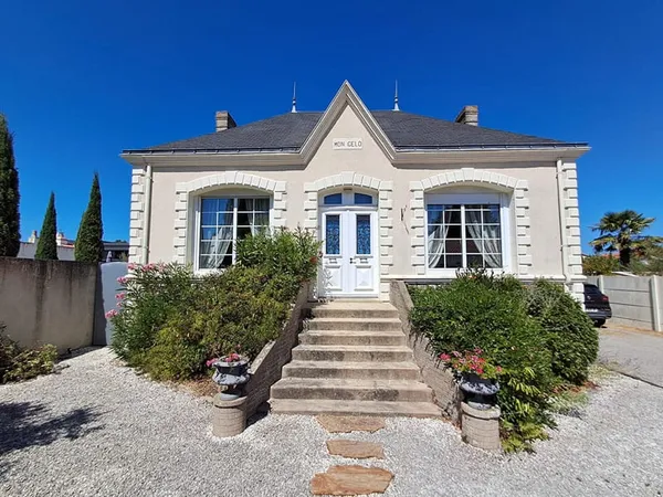 Maison T5 de 160m² avec jardin, cave et dépendances.