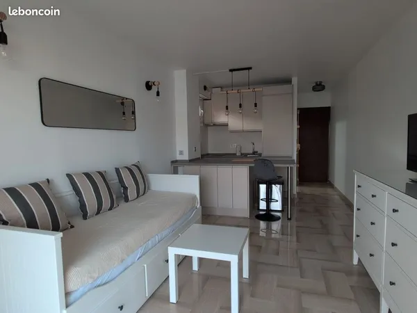 Studio rénové avec terrasse, climatisation et vue dégagée - Cannes Gallieni