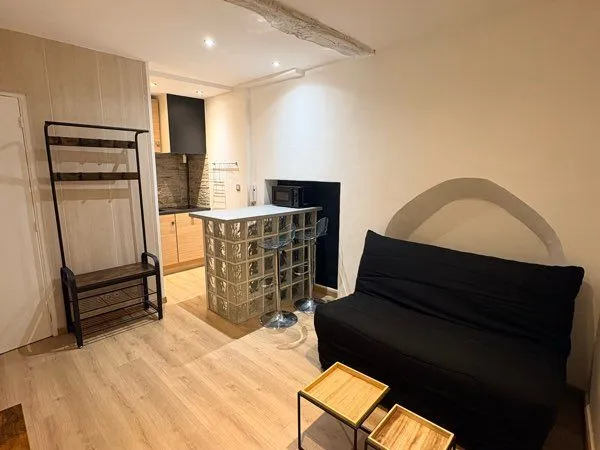 Studio rénové et meublé centre village