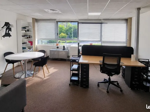Bureau lumineux 36 m² - Savoie Hexapole Méry