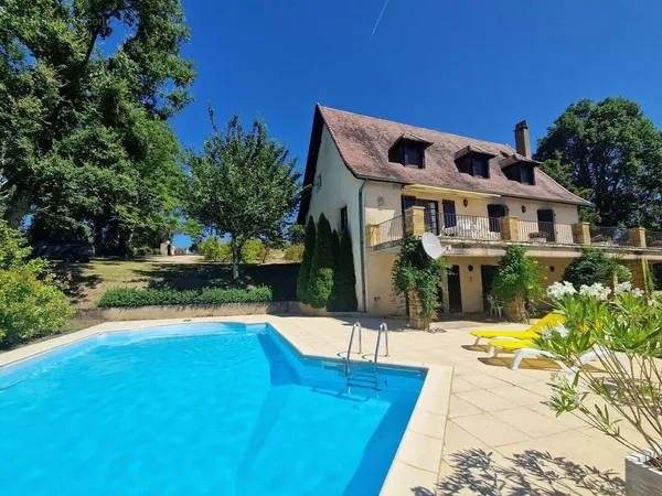 Perigordine avec piscine et magnifique vue sur la Vallée.
