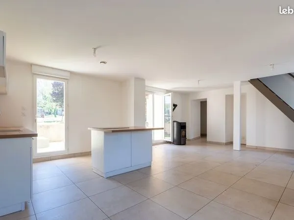Maison 3 chambres rénovée avec jardin, terrasse et garage - À 500 m du centre-ville