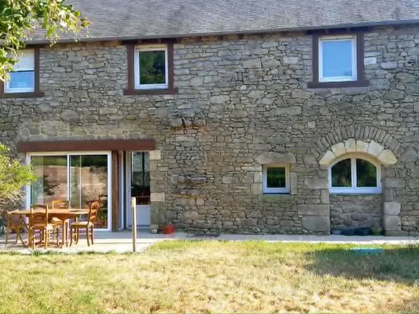 Maison en pierre rénovée - 160 m² - 4 chambres - dépendance 200 m² - Landéhen