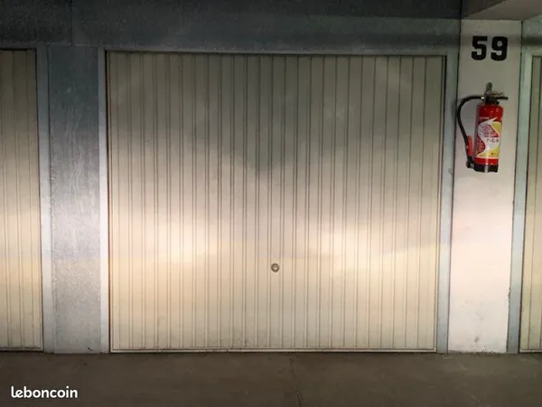 Loue place de parking dans Box sécurisé