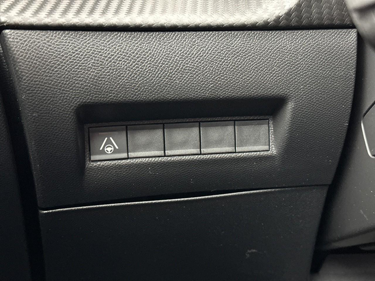 Peugeot 2008 hybrid 136 e-dcs6 gt — photo 17