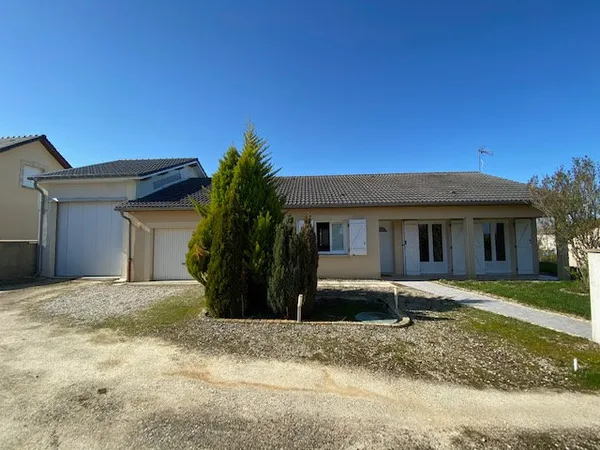 Charmante maison de plain-pied avec jardin et garages