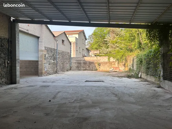 Entrepôt de 310m² à Vienne