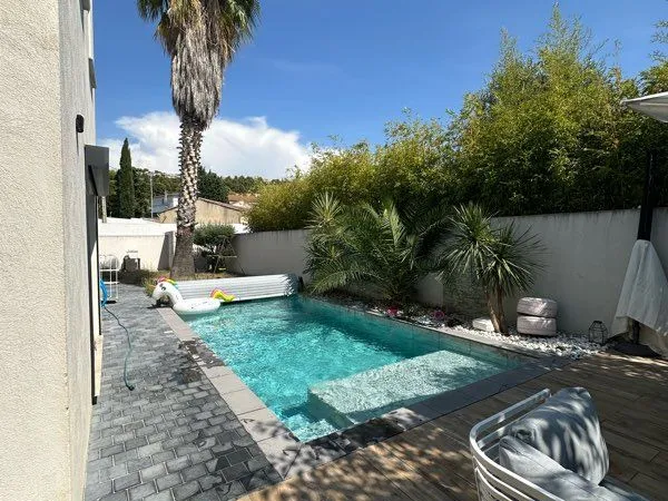 Bas de villa 110 m2 piscine jardin 300m2 +parking privatif voiture