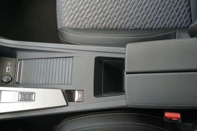 Peugeot 308 hybrid 145 e-dcs6 — photo 32