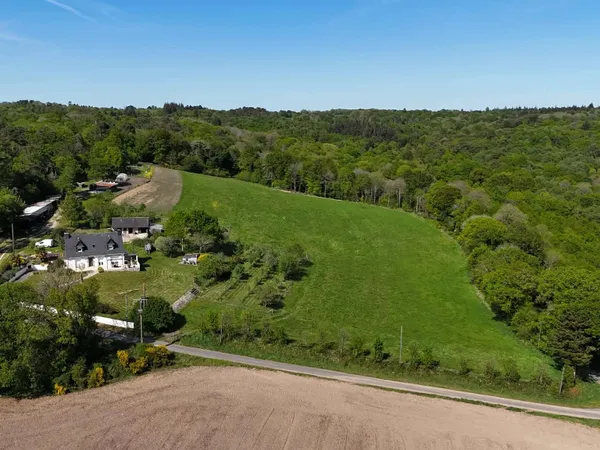 GUERN – MAISON FAMILIALE AVEC 2,5 HA DE PRAIRIE – IDÉAL PROPRIÉTAIRES DE CHEVAUX