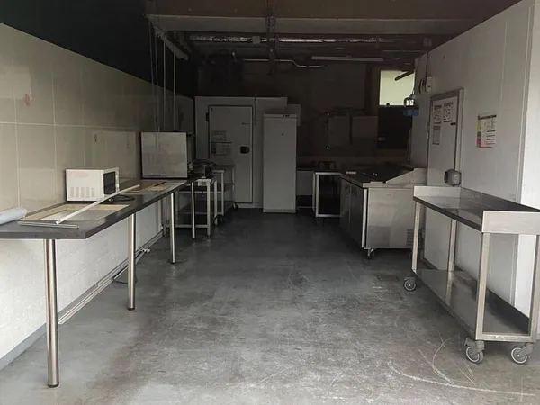 Entrepôt 86 m²