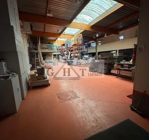 Entrepôt bureaux de 1000 m² à vendre à Santeny
