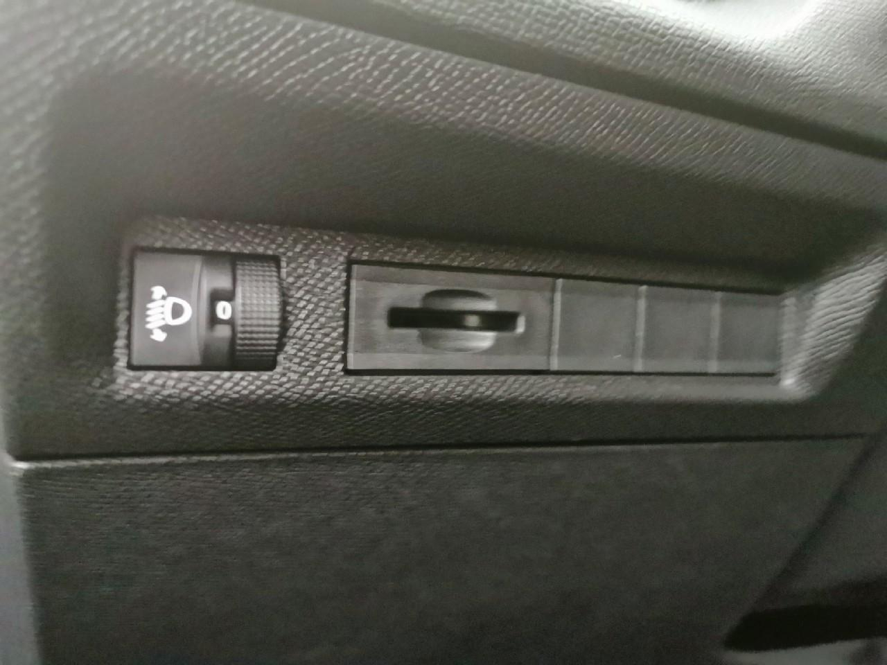Peugeot 308 sw hybrid 145 e-dcs6 allure — photo 27