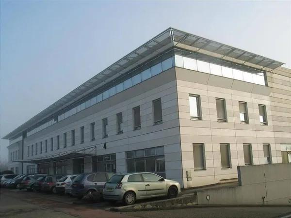 Bureau 689 m²