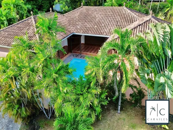 Villa secteur prisé, 4 chambres , piscine et 3 salles de douche.