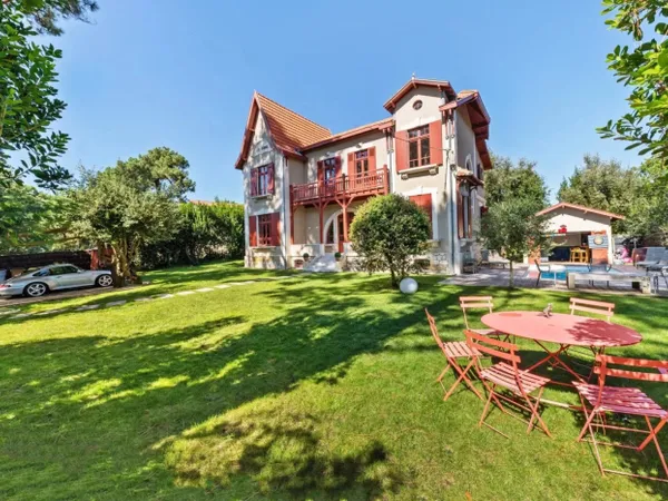 VILLA « LES PINS » AU COEUR DU MOULLEAU, AVEC PISCINE CHAUFFÉE E