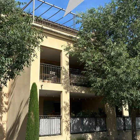 Pont de l'Arc - Duplex T4 dernier étage avec 3 suites parentales, terrasse, garage