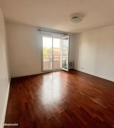 F2 de 34M2 au centre de Noisy le Sec, 10mn à pied de RER E