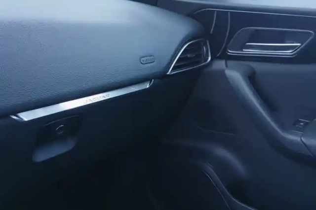 Jaguar F-Pace 2.0 d - 180 ch awd bva8 — photo 38