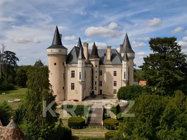 Château classé Monument Historique au coeur du Berry - 1 460 m² - 2,35 ha