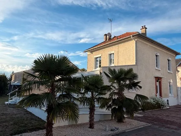 Jolie Maison avec terrain arboré et rivière au bout du terrain