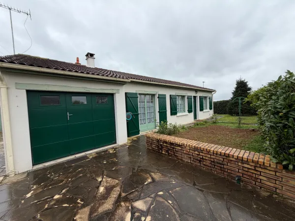 LUCON (85) QUARTIER TRES CALME PROCHE SUPER U VILLA PLAIN PIED 95M²/3 CHAMBRES AVEC 2 GARAGES ET JAR
